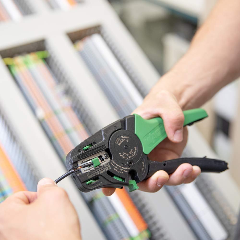 206-1125 | WAGO Quickstrip Vario Wire Stripper| Integrated Wire Cutter | 32-6 AWG | [Pack of 1],Green/Black